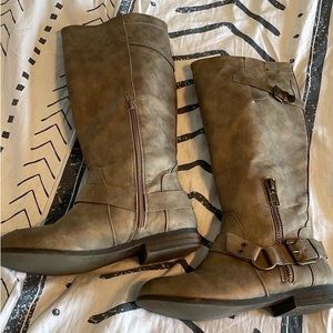 Boots! Second owner. In great condition! 8.5